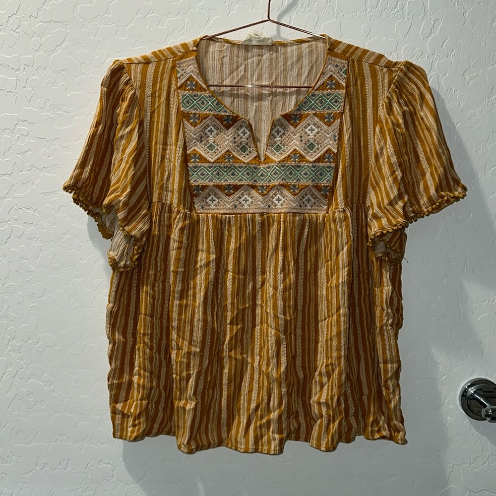 Peplum yellow shirt with embroidery.